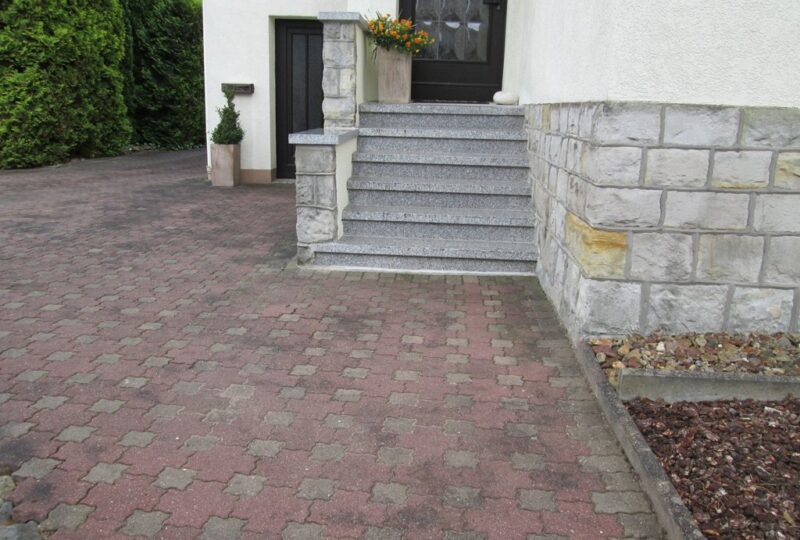 Eingangstreppe aus grauem Granit mit Podest am Wohnhaus