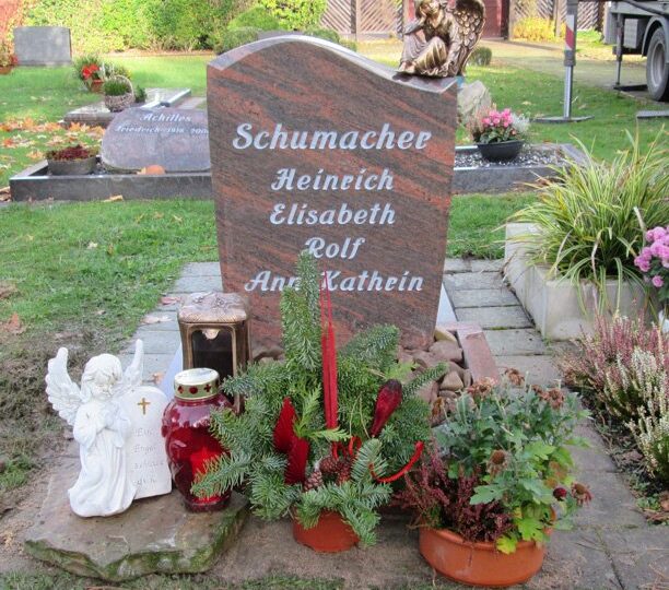 Grabmal Nr. 4: Grabstein mit erhabener Bronzeschrift auf gepflegter Grabstätte