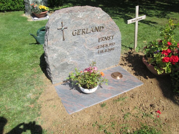 Grabmal Nr. 2: Grabstein in Findlingsform mit eingearbeitetem Kreuz und Liegeplatte