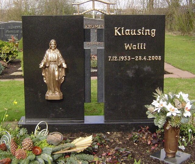 Grabmal Nr. 20: Zweiteiliges Grabmal aus schwarzem Stein mit Madonnenfigur