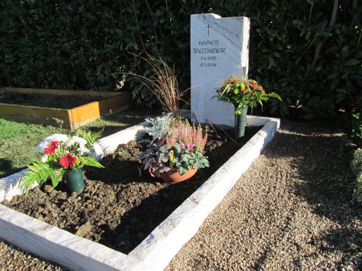 Grabmal Nr. 15: Grabstätte mit heller Stele und Steineinfassung