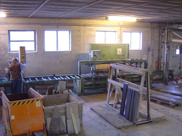 Blick in die Werkstatt von Schüßler & Sohn mit Steinplatten und Maschinen